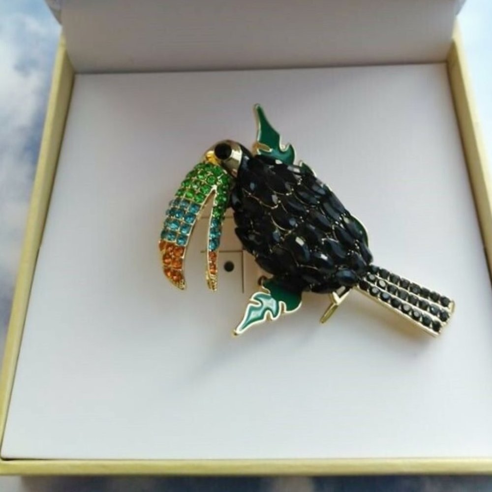 Toucan Parrot Pin Charter Club Bright Crystals Rainbow NIB Perfect Cond M328 - Picture 3 of 7